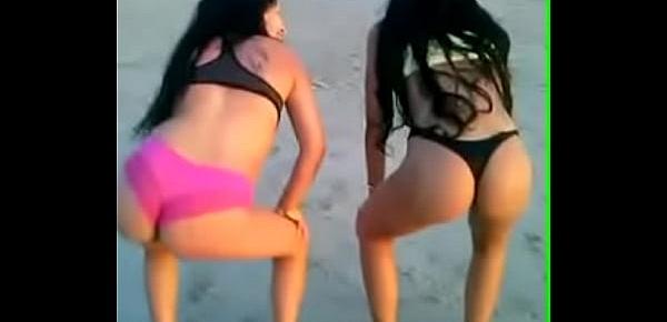  Novinhas Gostosas Dançando Funk de Biquíni na Praia